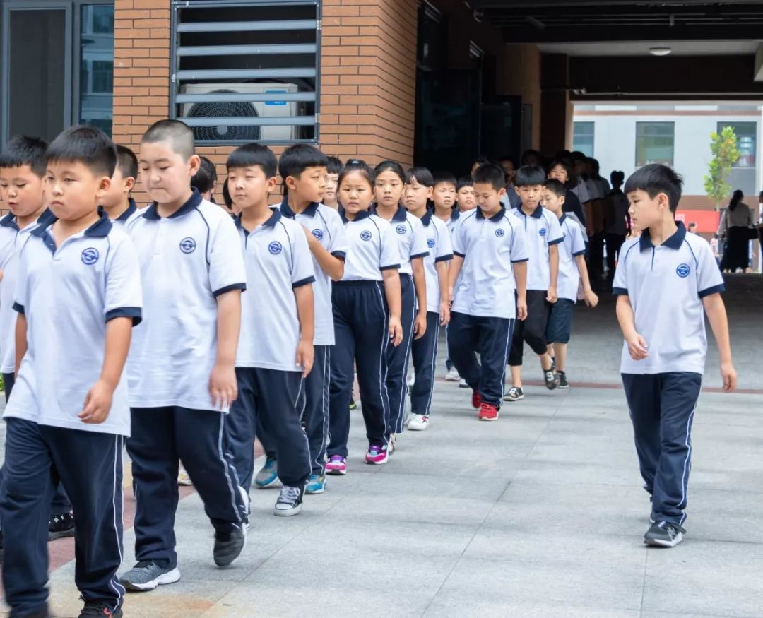 弘毅小学部习礼仪养习惯争做文明小学生