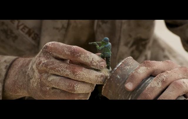 原创战争喜剧小伙误踩地雷3天2夜不敢动想不到挖出来是个易拉罐