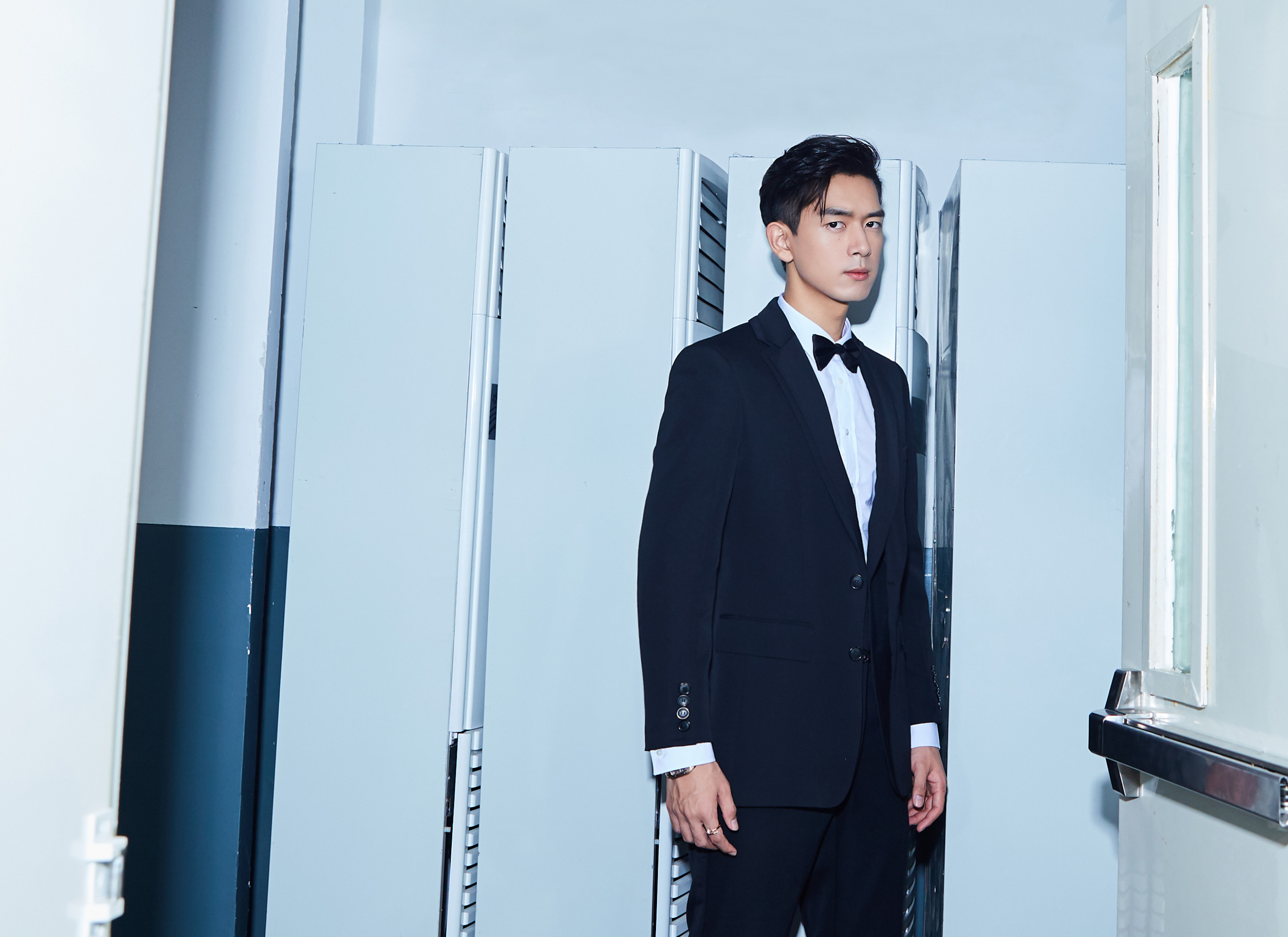 李现获年度人气演员西装杀亮相演绎绅士风度