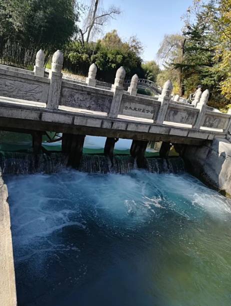 走出小院,继续西行,游览即将结束,忽见一石,上书"铸剑池",仔细一瞧