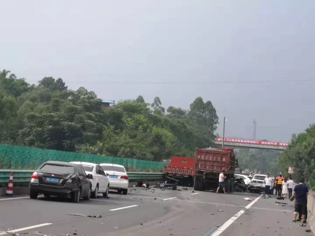 昨天眉山高速路八車相撞,現場車零件遍地