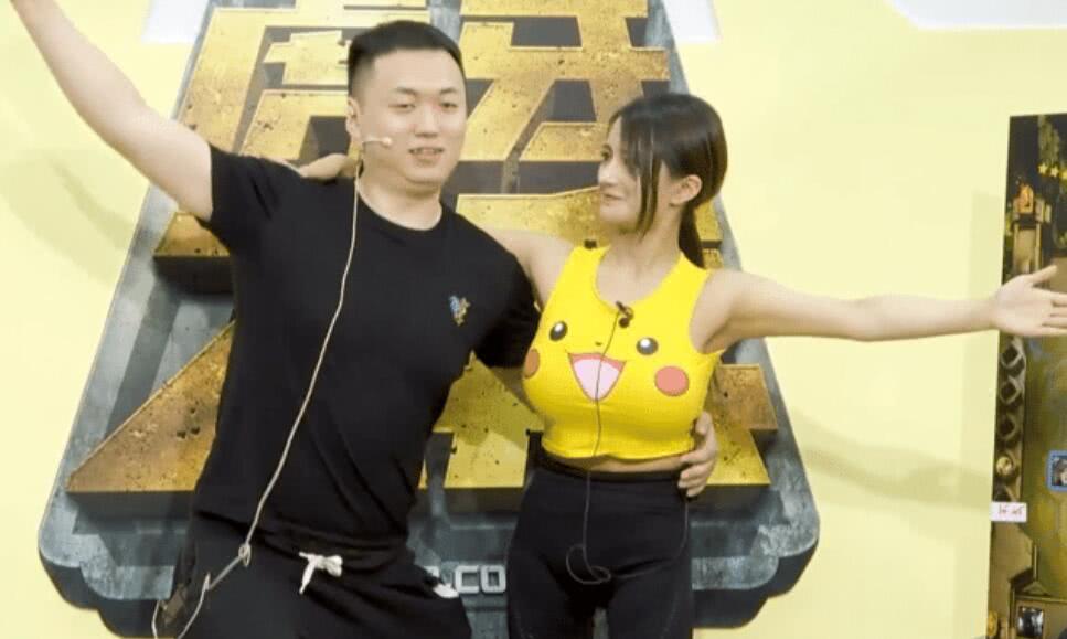 打了一局之后,古阿扎突然换上了皮卡丘的紧身衣,换了这么刺眼的颜色