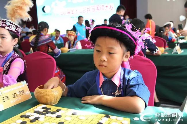 全国少数民族围棋大赛开战赛场民族服装争奇斗艳