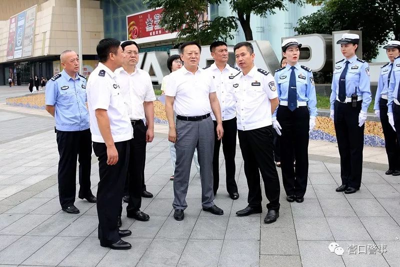 在营口市公安局副局长李涛,交警支队长张勇的陪同下来到大商新玛特