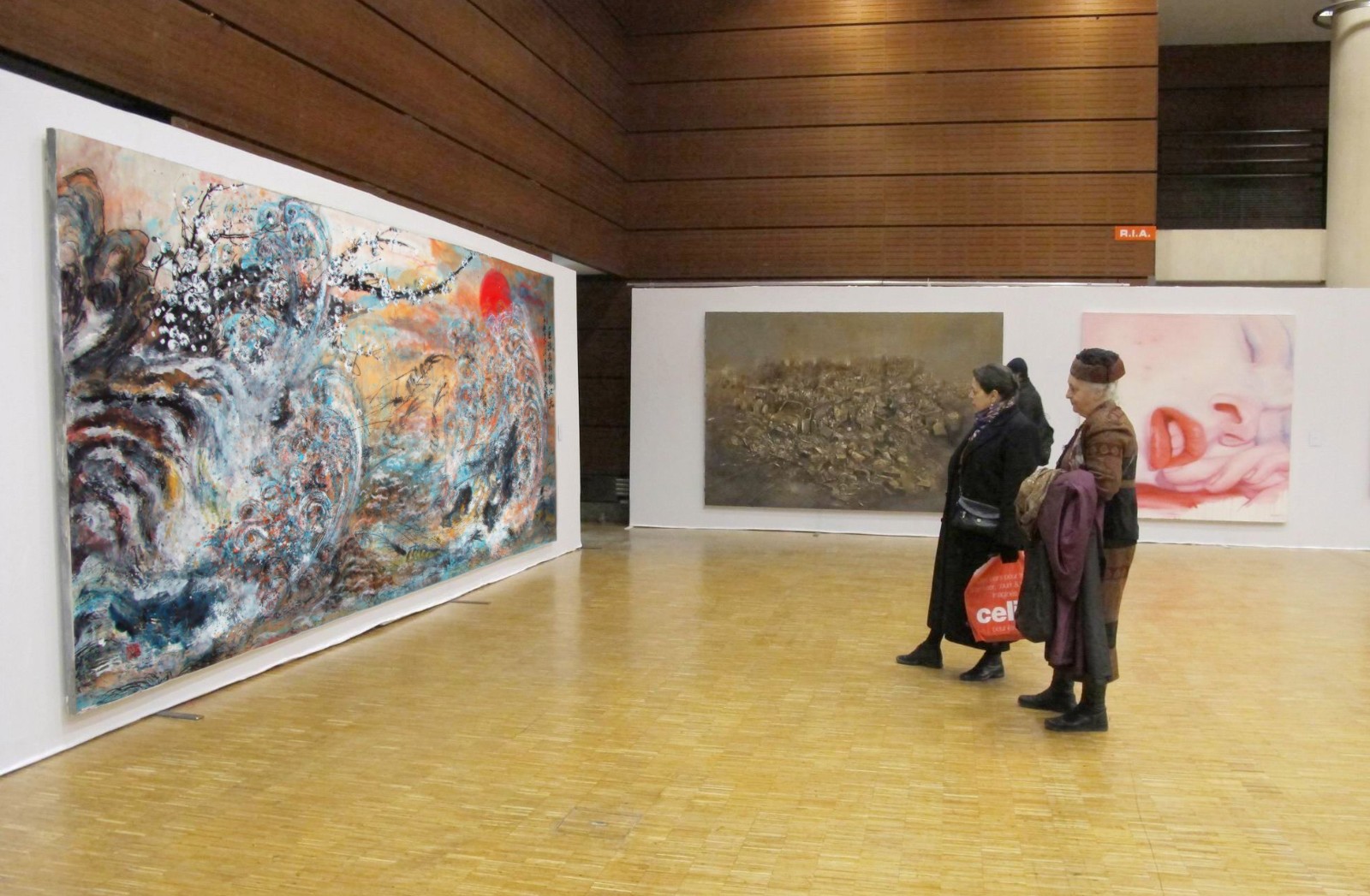 田秀珍参观西洋画展厅田秀珍卢浮宫书画展合影田秀珍法国留影返回搜狐