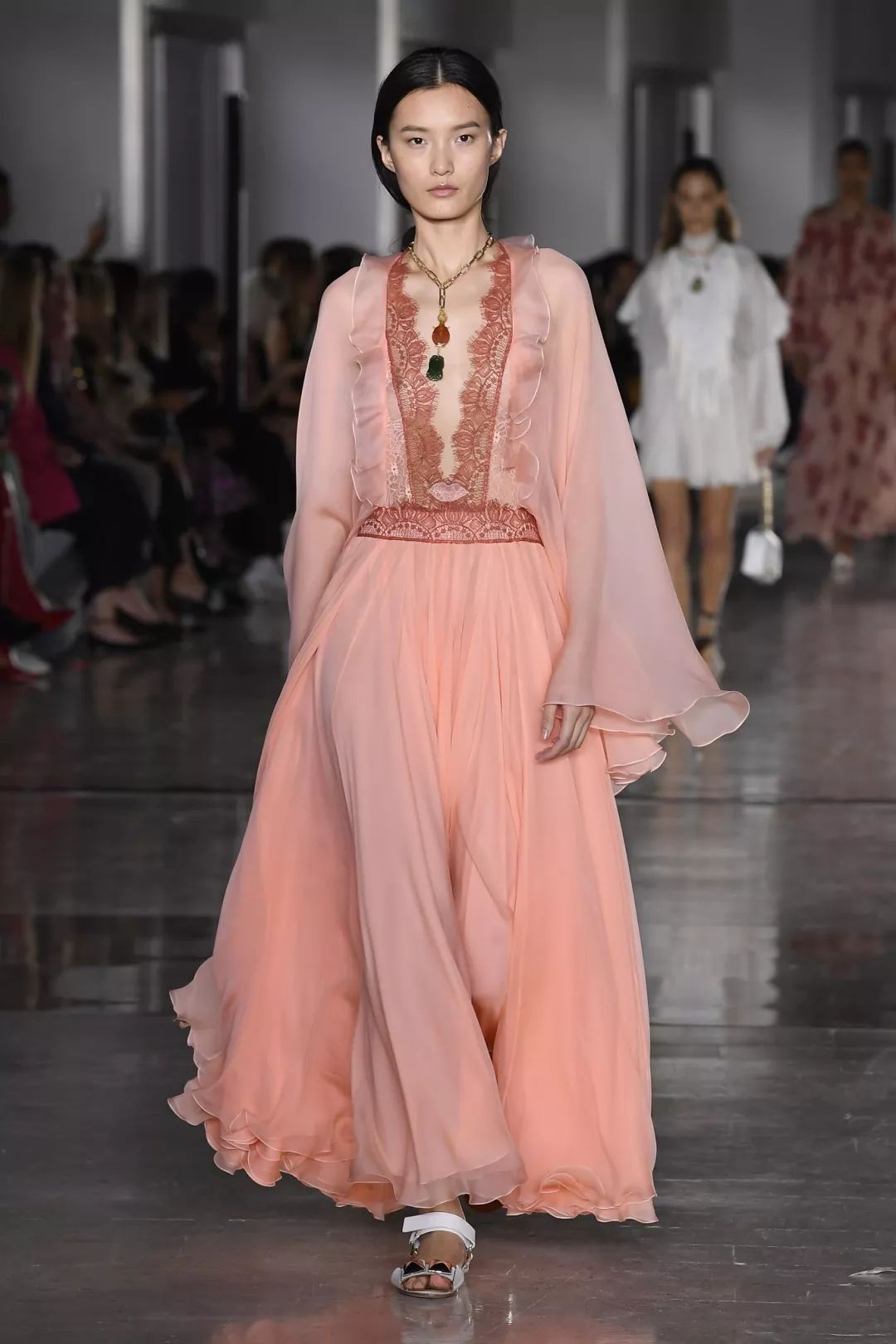 总体来看,今年依然是纱裙年,穿上美美的纱裙不仅可