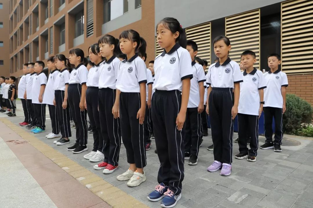 弘毅小学部习礼仪养习惯争做文明小学生