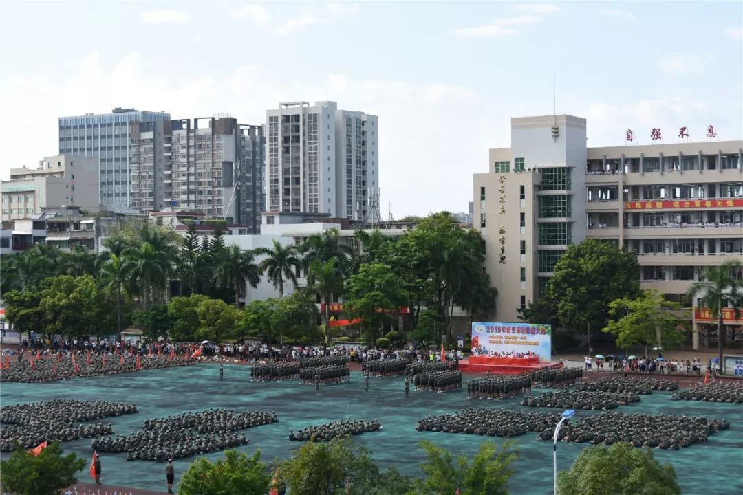 军姿飒爽青春飞扬怀集一中2019年新生军训汇报会