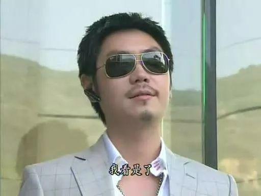 李思捷参加"喜剧之王训练班"而入行,凭周星驰电影《喜剧之王》的角色