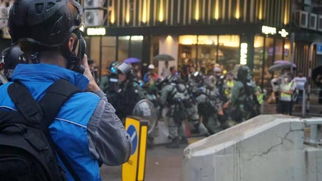 蓝马甲香港警察装备仅一样但温情而强大