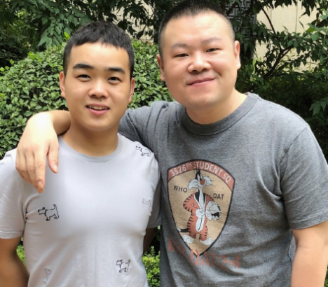 岳云鹏与徒弟合照,小表情超逗,岳岳白发抢镜