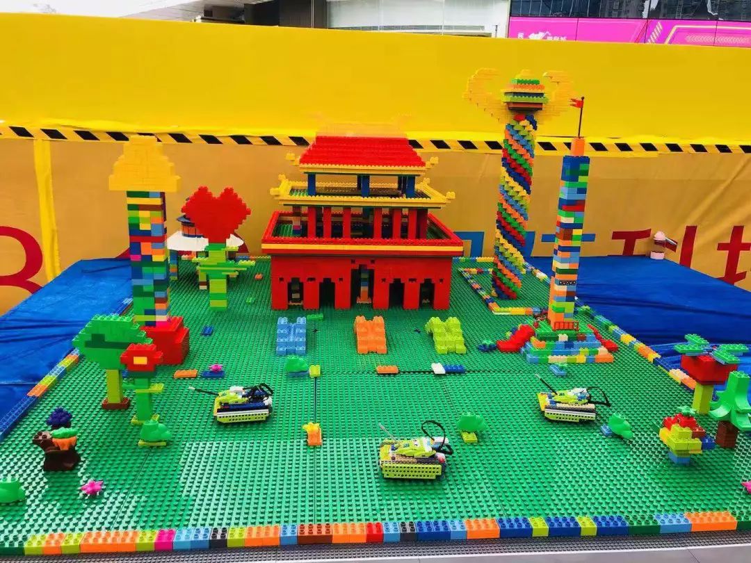 现场更有棒贝学员精彩作品展示这里有乐高搭建的科技梦想王国~这么