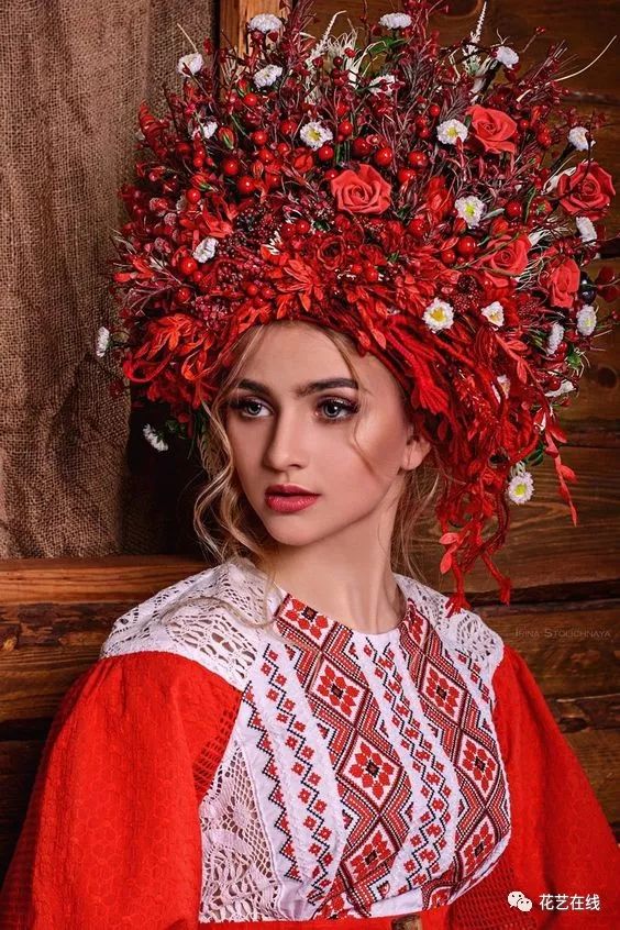 戴这么夸张的头饰,你是在认真"美"吗?_时装设计师