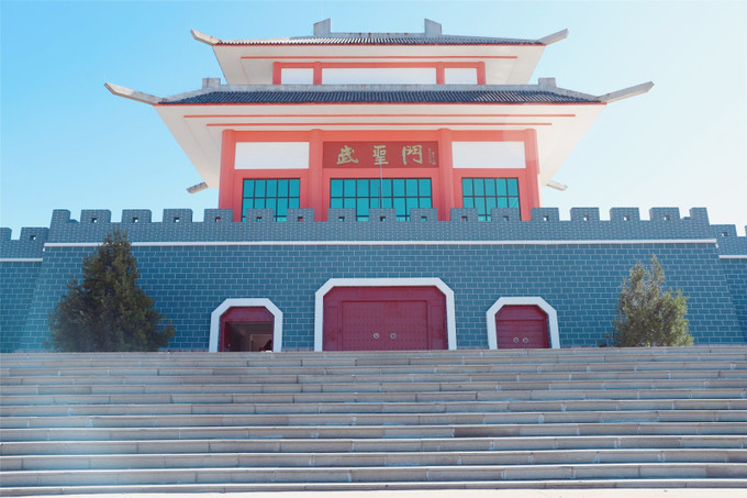 三层门楼的武圣门,是七星台的主要景观,它斗拱飞檐,宏伟壮观,兵圣孙武