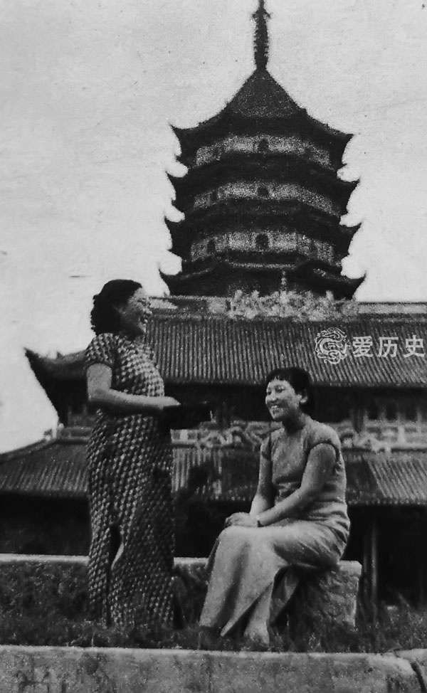 日本人刻意安排的两个中国妇女在报恩寺前拍照在苏州街头挑着鱼叫卖的