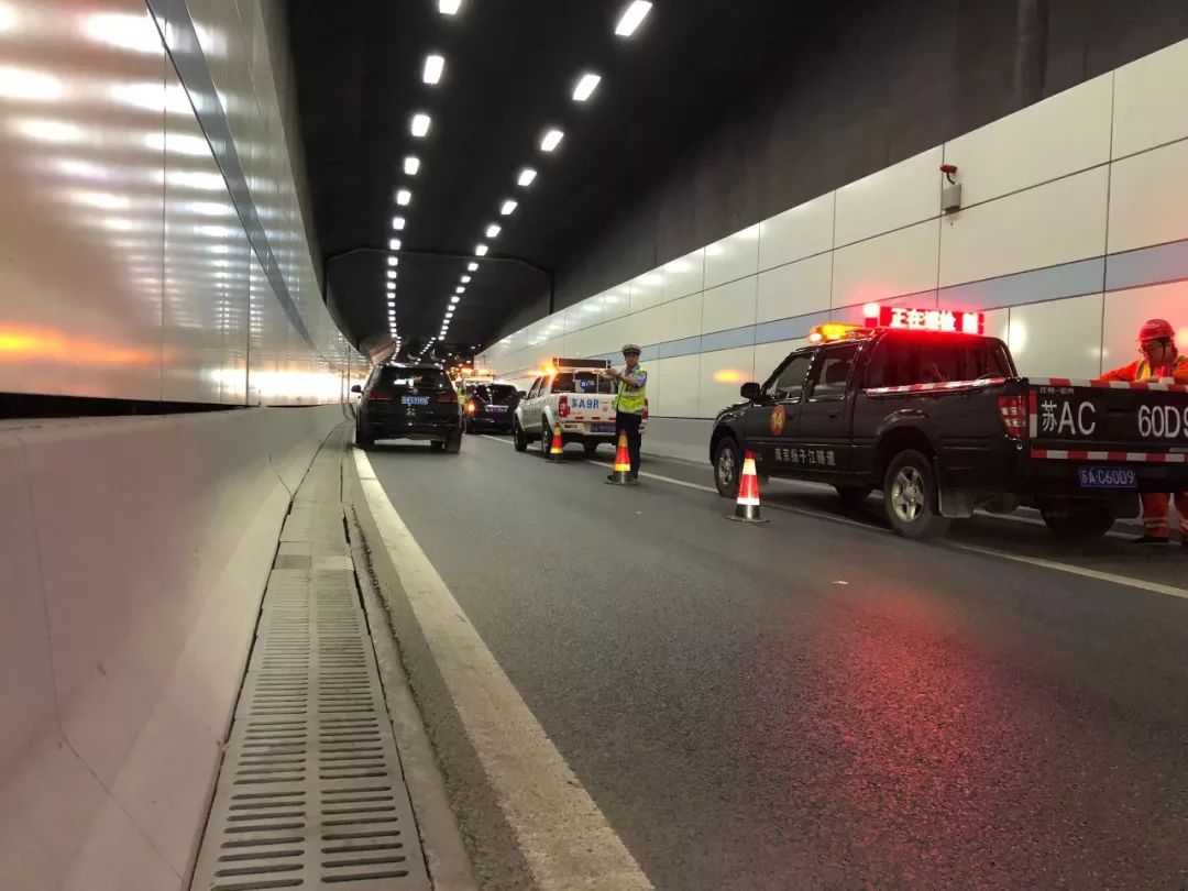 开学车流滚滚而来过江隧道从早上几点开始堵啊