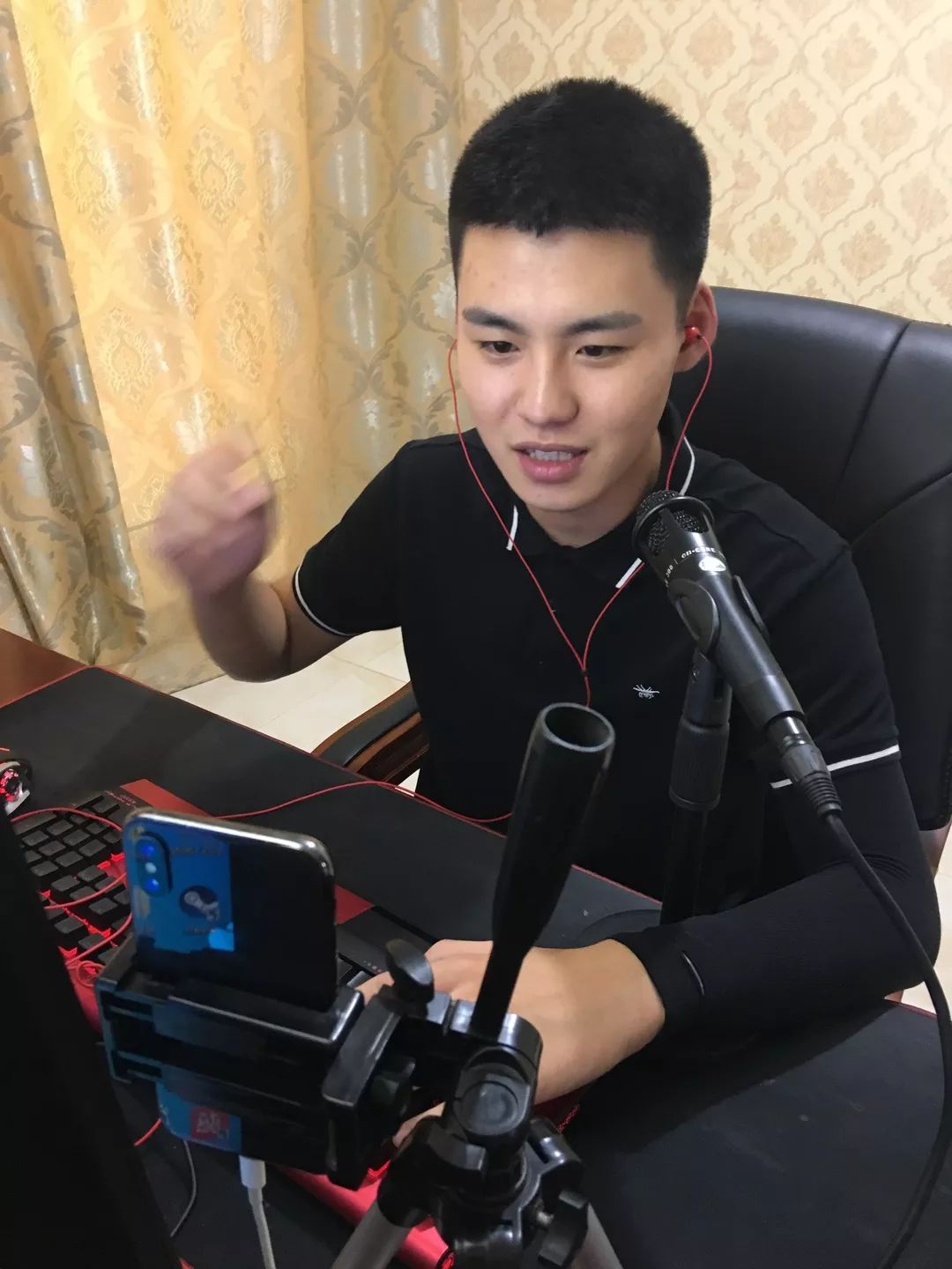 网络主播鹏小哥的掘金记