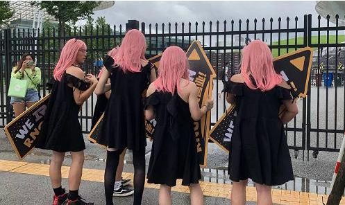 在夏季赛rng退役选手姿态曾进行过一次女装直播,这次女装直播也让rng