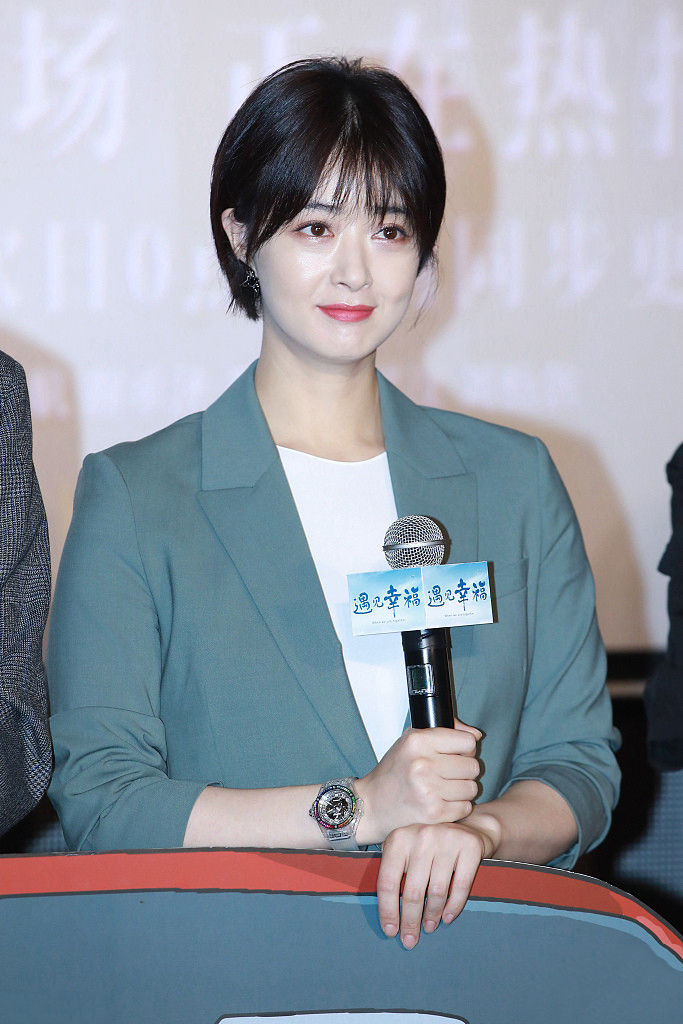 蒋欣终于美回来了剪碎刘海短发好显嫩穿薄荷绿西装清新又减龄