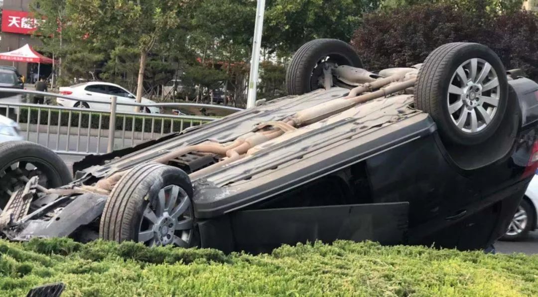 安阳一辆奔驰车失控翻倒路边!