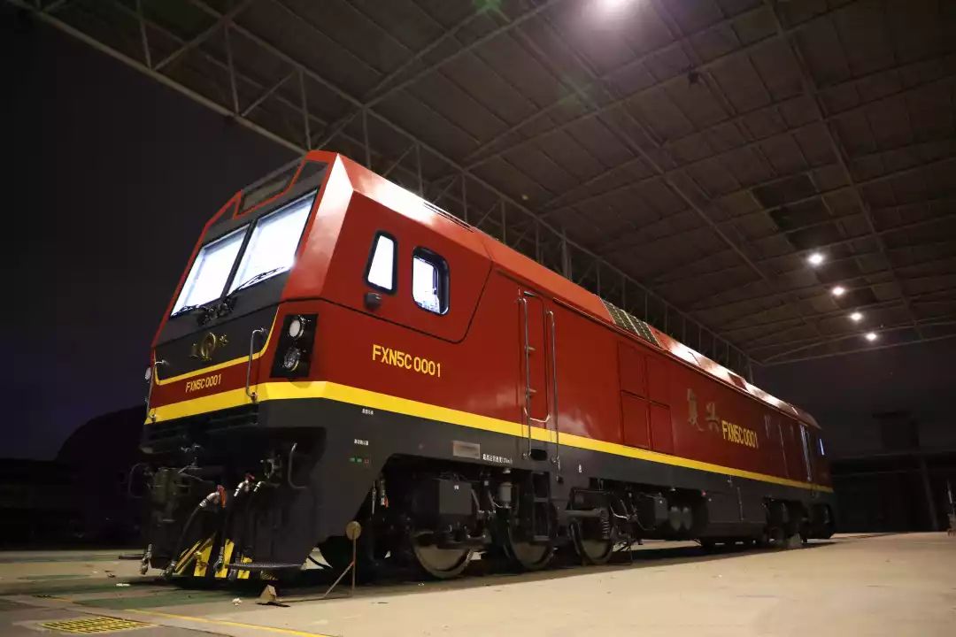 身着盛装复兴型4400马力货运内燃机车进京赶考
