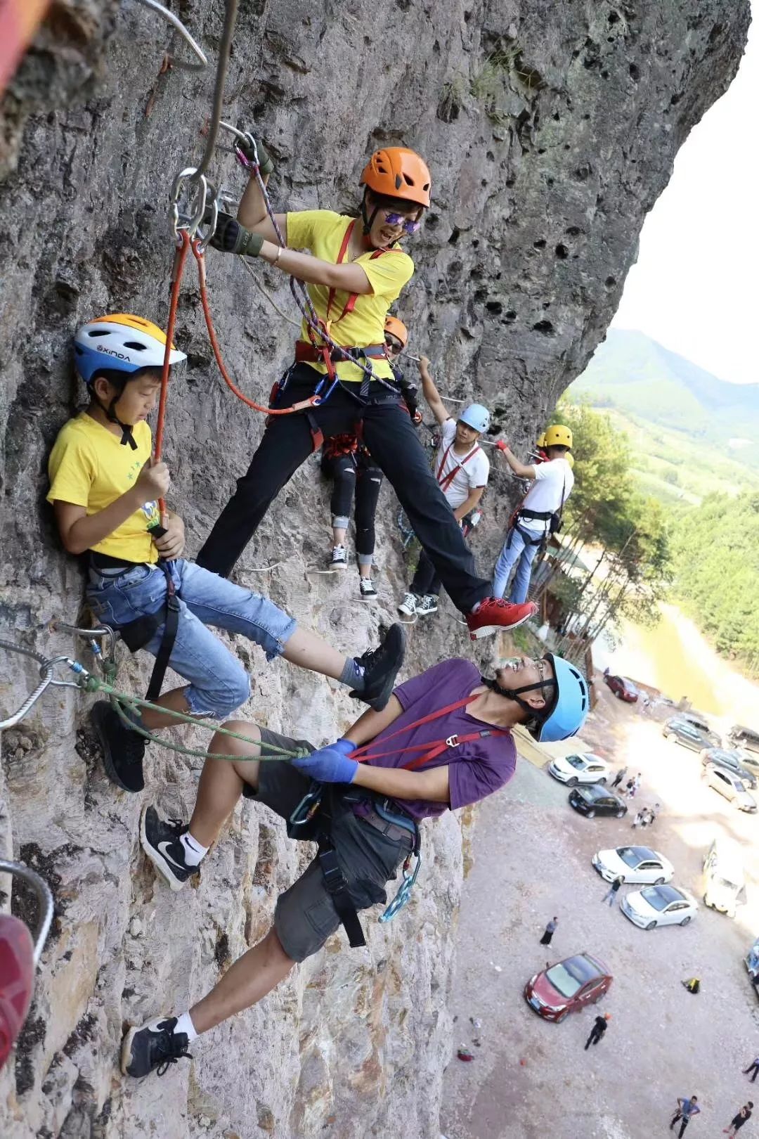 4滑索滑索也称速滑速降空中飞人等最早用于高山自救和军事