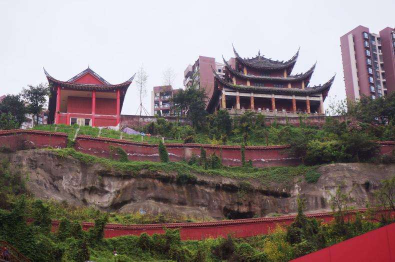龙头寺位于重庆渝北区兴盛大道及上品十六小区旁,因为其所在的山头