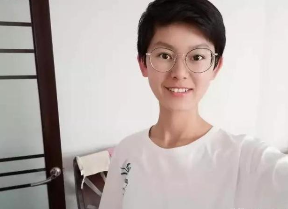 她是今年"最励志"高考女状元,18岁不会玩手机,却高分考上北大