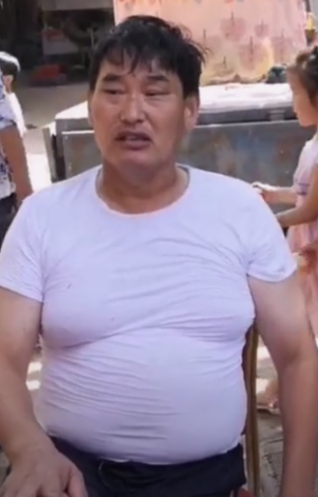 就是肚子和胸太大,肚子上像扣了一个皮球,看来伙食不错,吃出了大肚腩.