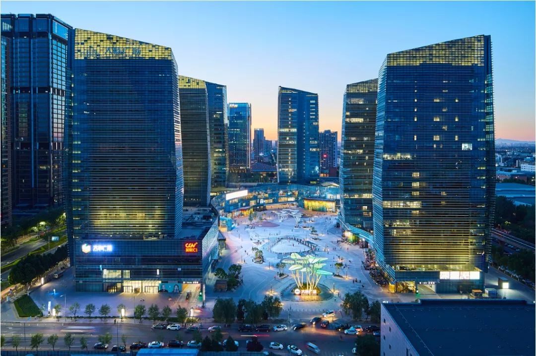 场地介绍赛事地点:亦庄大族广场 室外广场你看,天空是那么的蓝,天空是