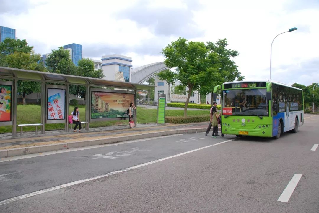 公交车学校正门可乘坐003路,030路,071路到市区.