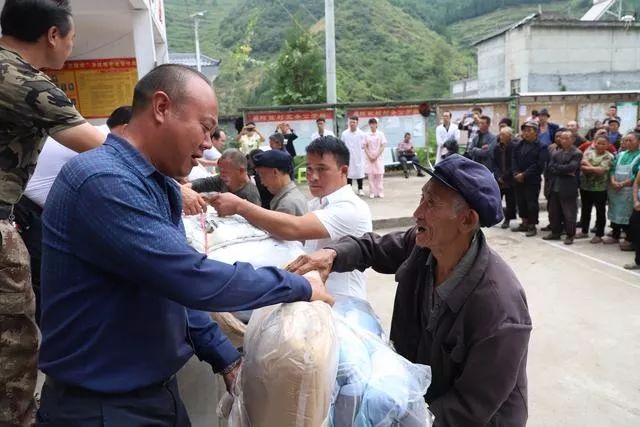 "9月5日,水城县卫生健康局在陡箐镇阿佐村开展的捐赠物资活动上,贫困