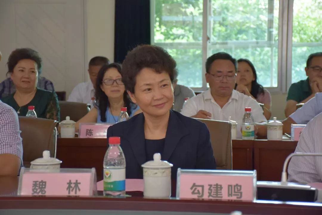 长顺县党政领导班子一行到贵阳实验三中进行教师节慰问座谈