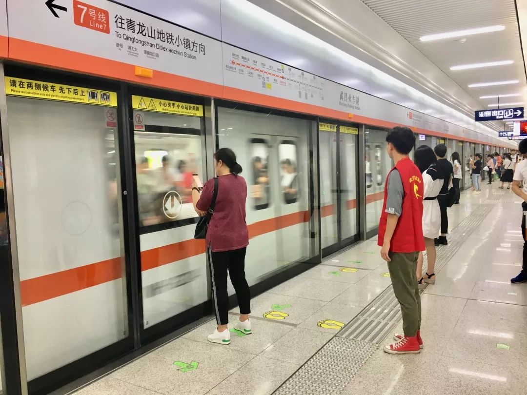 9月开学季武汉地铁姚婕志愿服务总队开展志愿活动