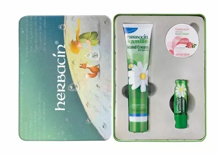 小甘菊系列的唇膏也是和它的护手霜一样滋润好用!