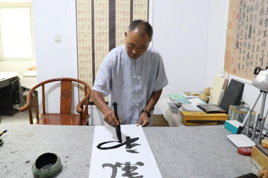 书法家许志领挥毫泼墨笔下生风