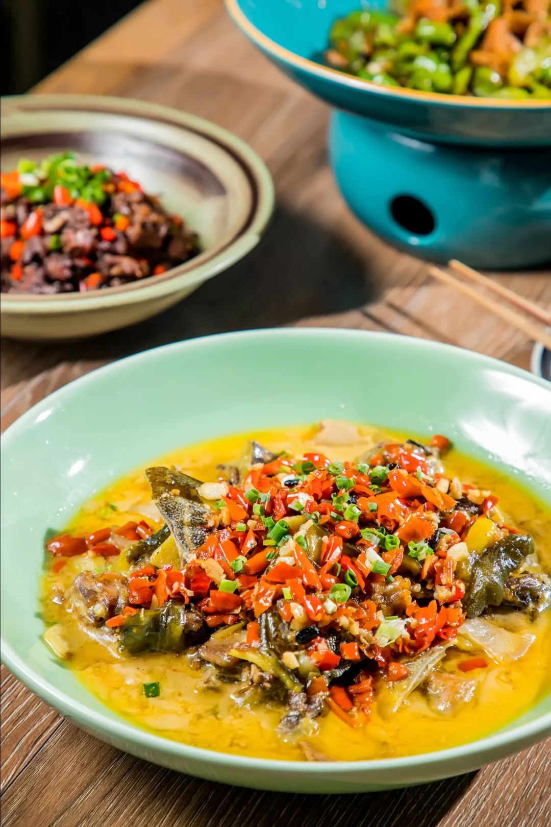 一秒激起麻木的食欲带着秘制剁椒的劲辣香气现杀现蒸的洞庭湖野生甲鱼