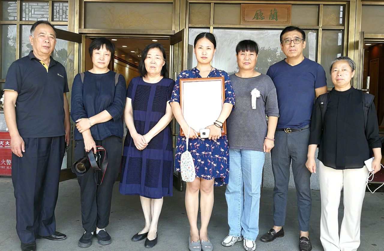 宋丹丹缺席班赞追悼会网友责怪同事走了也不去送一送