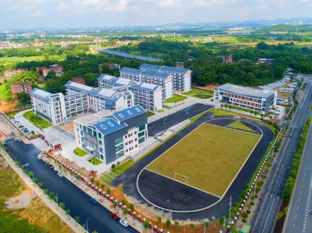 南宁市智兴路初级中学是江南区一所寄宿制公办学校