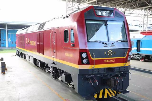 随着一长声鸣笛,fxn5c 0001号4400马力交流传动货运内燃机车缓缓驶