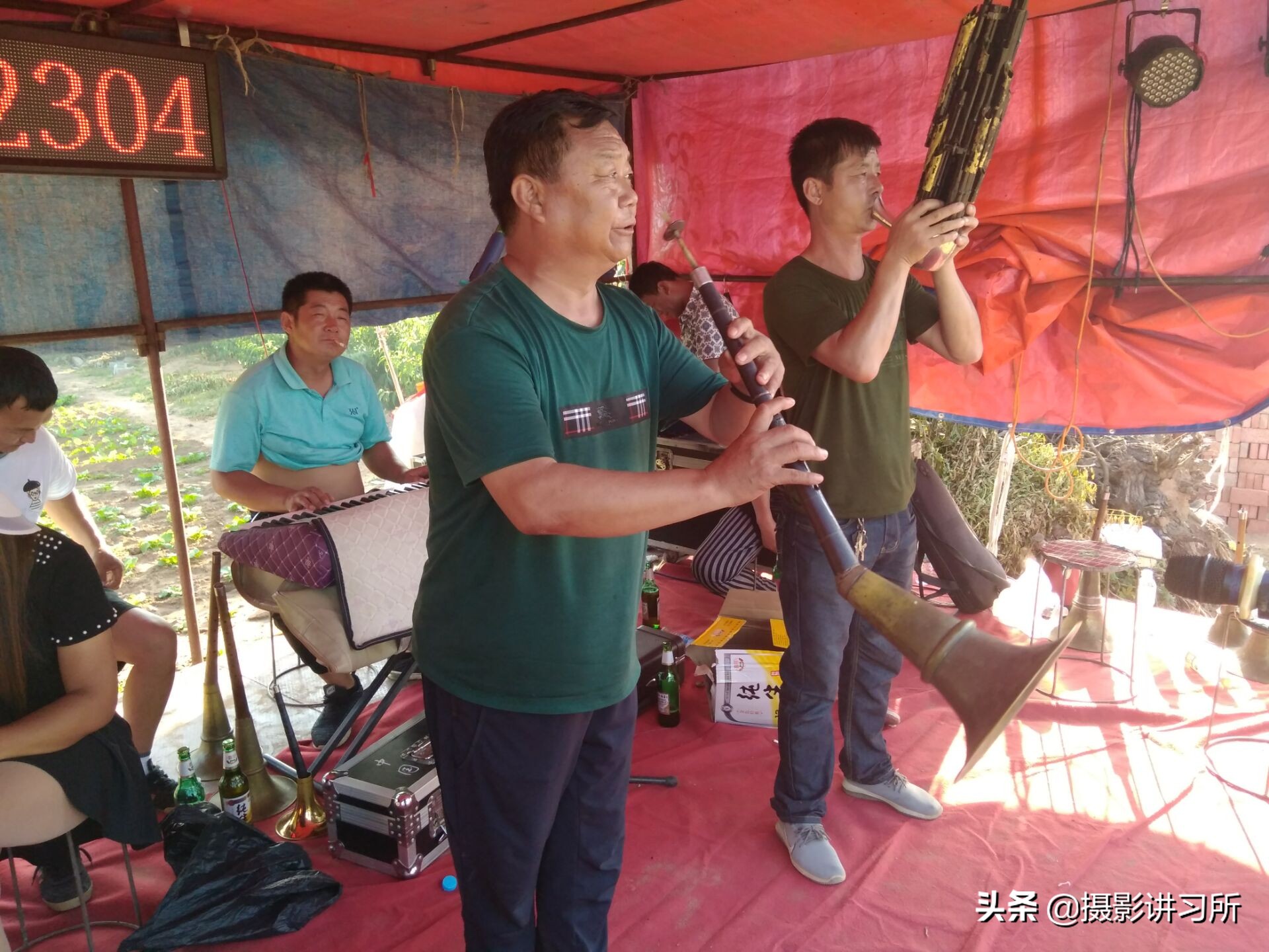 大操大办红白喜事没有鼓乐伴奏就不算不请乐队都不好意思