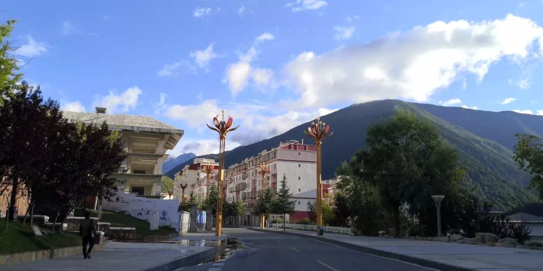 康定图片康定新城一角