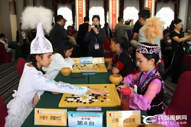 全国少数民族围棋大赛开战赛场民族服装争奇斗艳