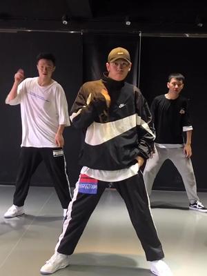 今日份hiphop成人班很简单的isolation加step组合哦这就是街舞