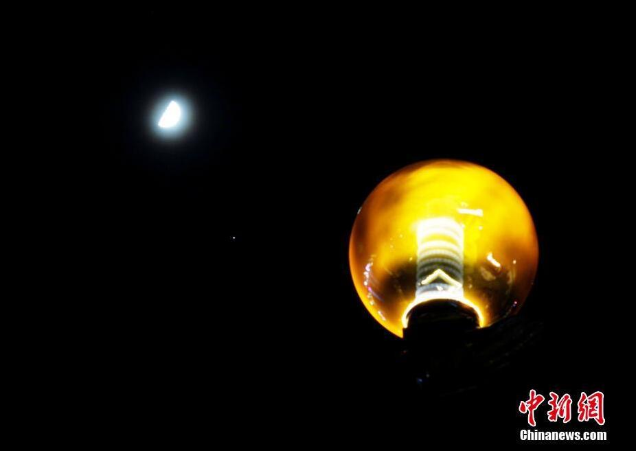 中新社记者 张炜 摄 木星合月,指木星和月亮正好运行到同一经度上