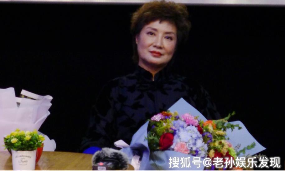 原创萨仁高娃出演诰命夫人领着鄂温克女人们艰难前往军营探望丈夫