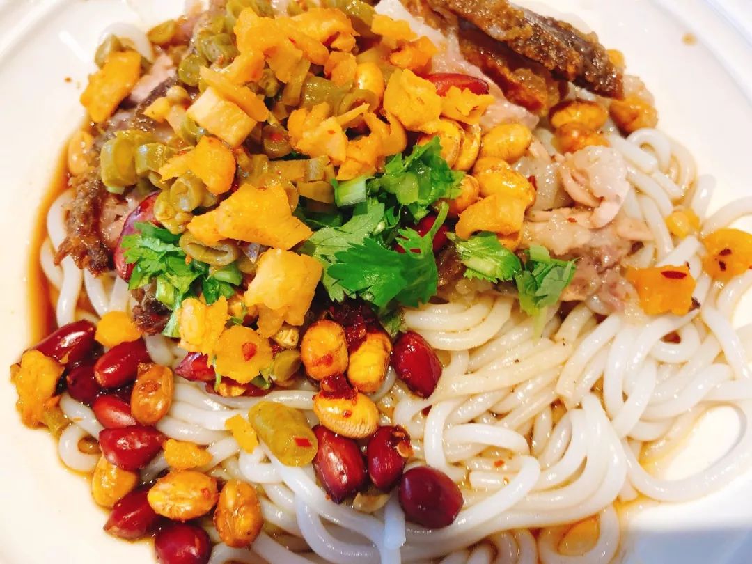 干捞粉吃之前就是要先捞一捞,拌一拌将各种汤汁,配料搅拌均匀使每一根