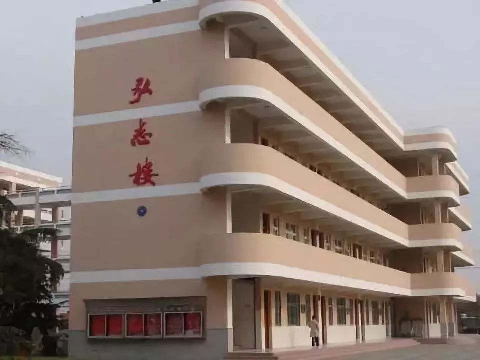 市龙冈中学盐城市第一中学植根于文化厚重,具有光荣革命传统的盐阜