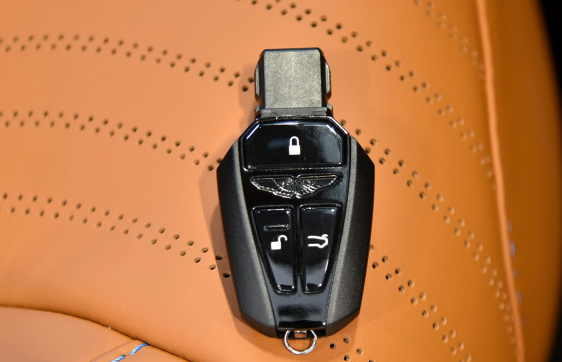 它依然是一款纯进口车型,如果你不明白它与奔驰的关系,看钥匙就了解了