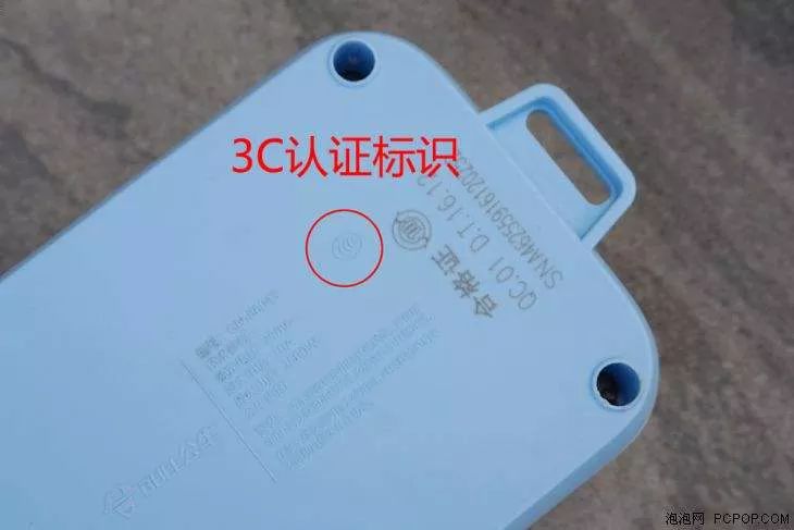 插座插孔处有防止意外的安全门通过内部的拨片开关,防止小孩子误触